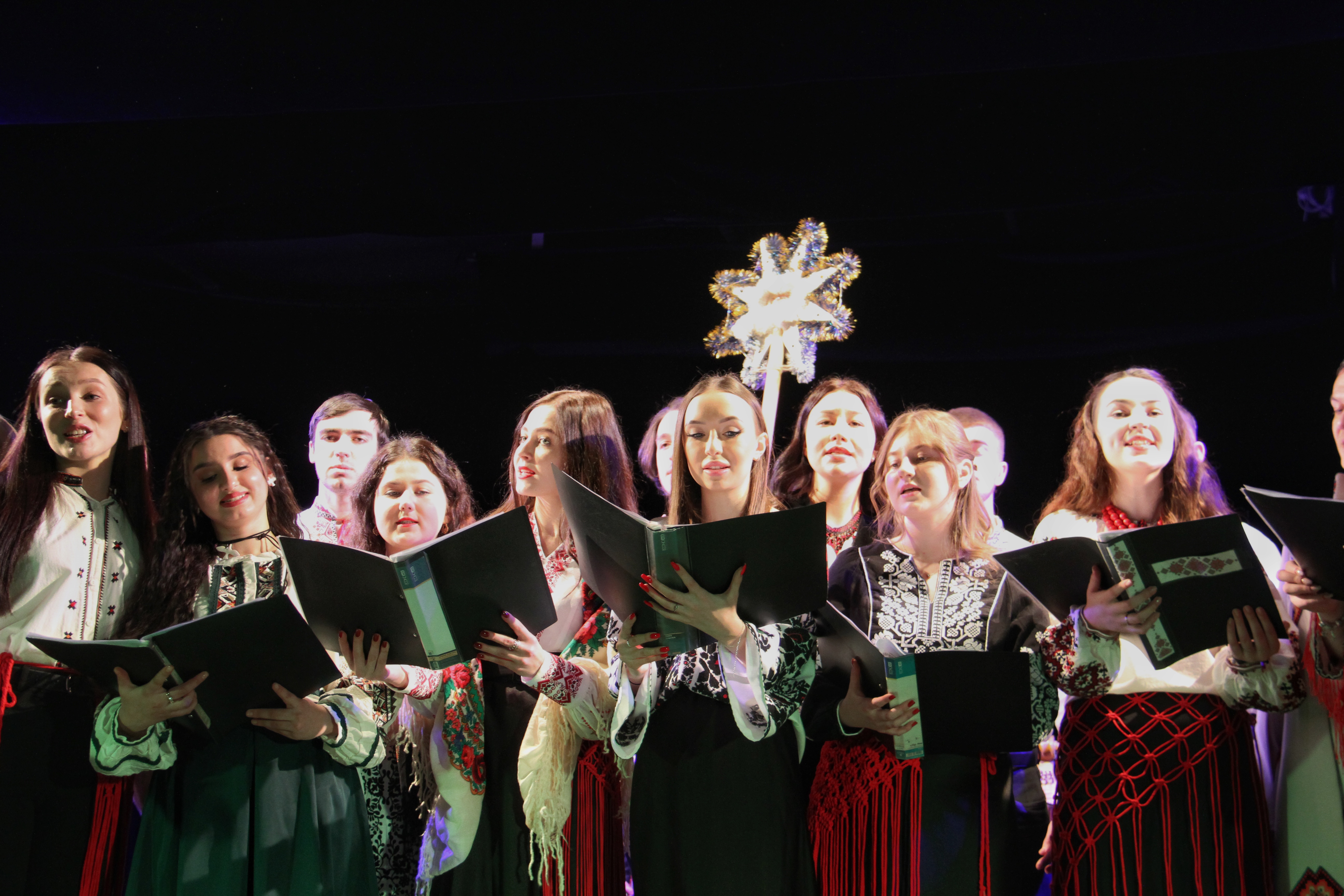 Molodizhnyi khor pid chas vykonannia odniiei z koliadok